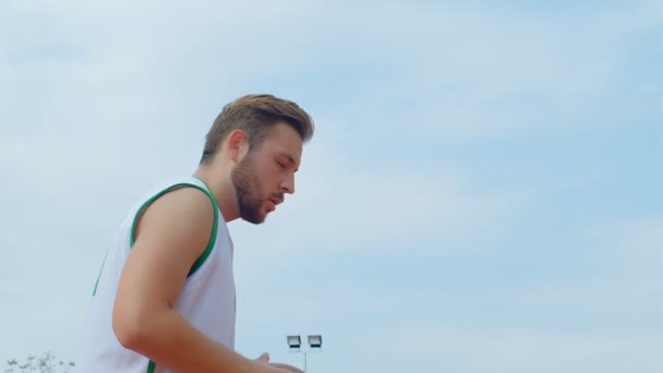 Visão Baixo Ângulo Homem Jogando Basquete Aro Câmera Lenta — Vídeo de Stock