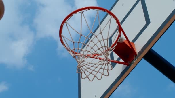 Nära Titt Basketkorg Spelare Poäng Slow Motion — Stockvideo