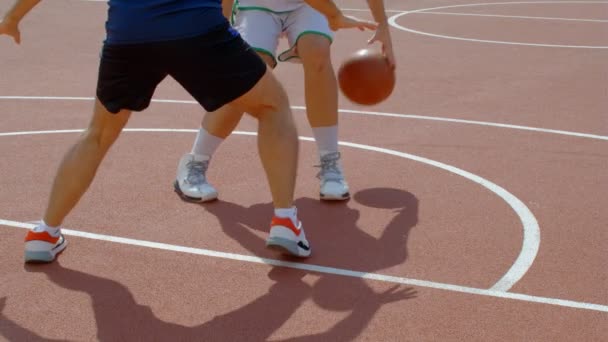 二つのストリートバスケットボール選手の足 4Kスローモーション — ストック動画
