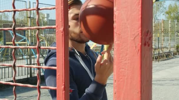 Retrato Jugador Baloncesto Haciendo Girar Una Pelota Caminando Detrás Red — Vídeo de stock