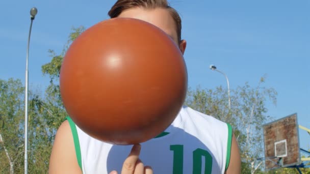 Portret Van Een Basketbalspeler Die Een Bal Draait Slow Motion — Stockvideo