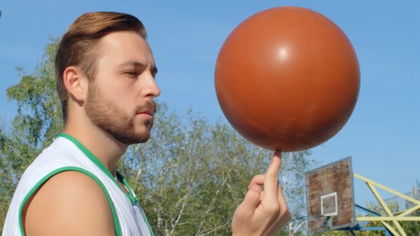 バスケットボール選手がボールを回転させ 4Kスローモーションの肖像 — ストック動画