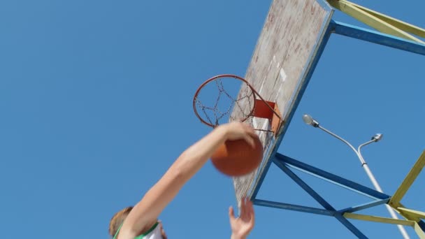 Close View Van Een Basketbalring Speler Scoort Slow Motion — Stockvideo