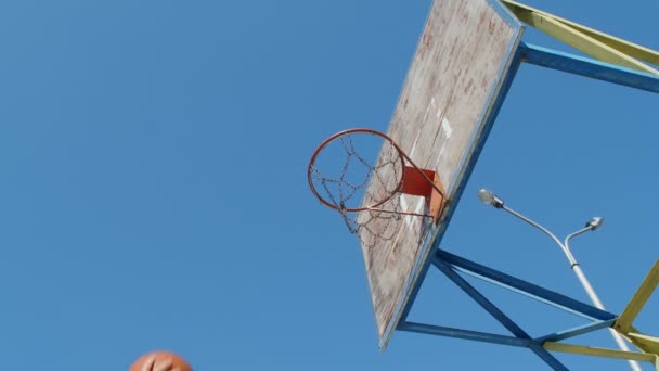 Close View Van Een Basketbalring Speler Scoort Slow Motion — Stockvideo