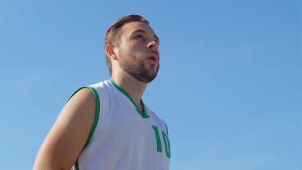 Baixo Ângulo Vista Perto Homem Jogando Basquete Aro Câmera Lenta — Vídeo de Stock