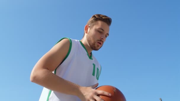 Vista Cercana Ángulo Bajo Hombre Lanzando Una Pelota Baloncesto Aro — Vídeos de Stock