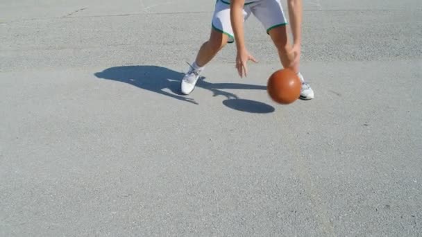 Hombre Irreconocible Practica Sus Movimientos Baloncesto Cámara Lenta — Vídeos de Stock