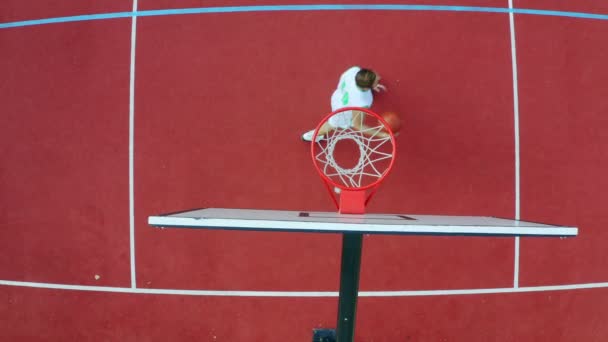 男のドローンショット練習彼のバスケットボールの動きとスコア — ストック動画