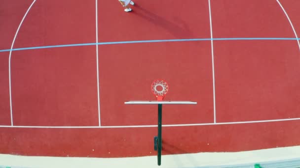 Drohnenschuss Eines Kerls Übt Seine Basketballzüge Und Erzielt Punkte — Stockvideo