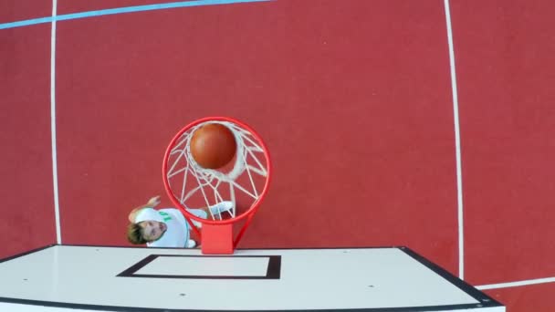 Bir Adamın Atışı Basketbol Hareketlerini Çalışıyor Skor — Stok video