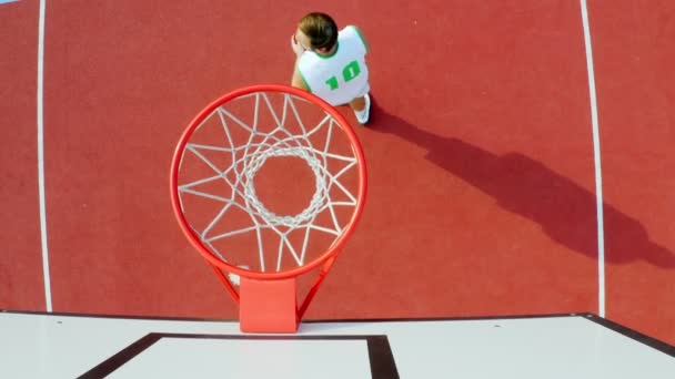 Drohnenschuss Eines Kerls Übt Seine Basketballzüge Und Erzielt Punkte — Stockvideo