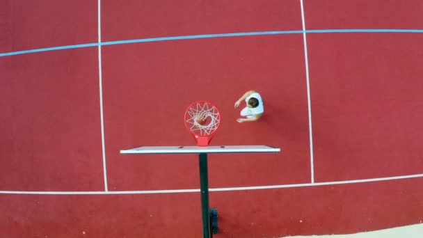 Drone Shot Van Een Man Oefent Zijn Basketbal Bewegingen Scores — Stockvideo