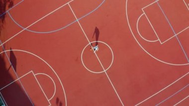 Tanımlanamayan bir adamın robot resmi basketbol hareketlerini çalışıyor, 4K