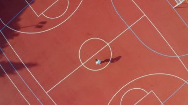 Tanımlanamayan bir adamın robot resmi basketbol hareketlerini çalışıyor, 4K