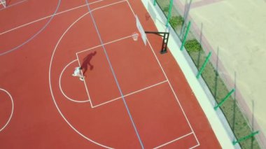 Bir adamın İHA atışı basketbol hareketlerini çalışıyor ve skor, 4K