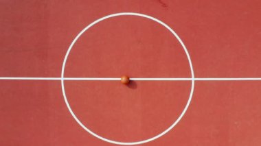 Atış sahasının ortasındaki bir topun drone atışı, 4K