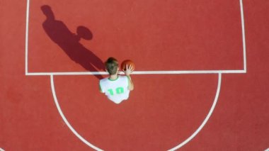 Adamın basketbol topunu potaya attığı drone fotoğrafı, 4K.