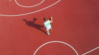 Bir adamın İHA atışı basketbol hareketlerini çalışıyor ve skor, 4K