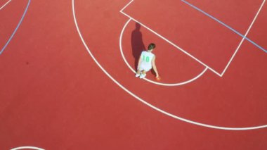 Bir adamın İHA atışı basketbol hareketlerini çalışıyor ve skor, 4K