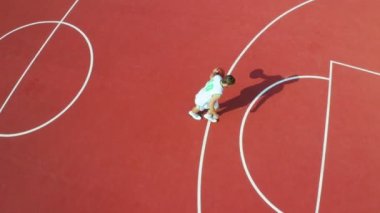 Bir adamın İHA atışı basketbol hareketlerini çalışıyor ve skor, 4K
