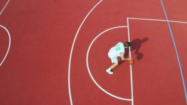 Bir adamın İHA atışı basketbol hareketlerini çalışıyor ve skor, 4K