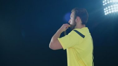 Siyah arka planda futbol hakemi VAR Video Yardımcı Hakem 'i elleri ile 4k ağır çekimde gösteriyor.