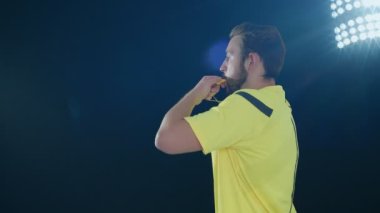 Siyah arka planda futbol hakemi VAR Video Yardımcı Hakem 'i elleri ile 4k ağır çekimde gösteriyor.