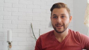 Sports Fan Reaction Concept - Heyecanlı spor fanatiği evinde en sevdiği takım / oyuncusunu seyrediyor, 4k ağır çekim