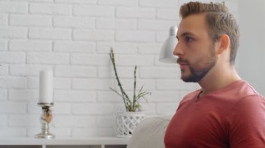 Sports Fan Reaction Concept - Heyecanlı spor fanatiği evinde en sevdiği takım / oyuncusunu seyrediyor, 4k ağır çekim