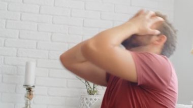 Sports Fan Reaction Concept - Kızgın spor fanatiği evinde en sevdiği takım / oyuncusunu izlerken hayal kırıklığına uğradı, 4K ağır çekim