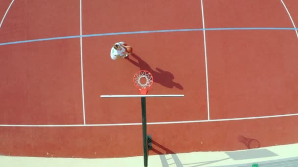 Drone Shot Van Een Man Oefent Zijn Basketbal Bewegingen Scores — Stockvideo