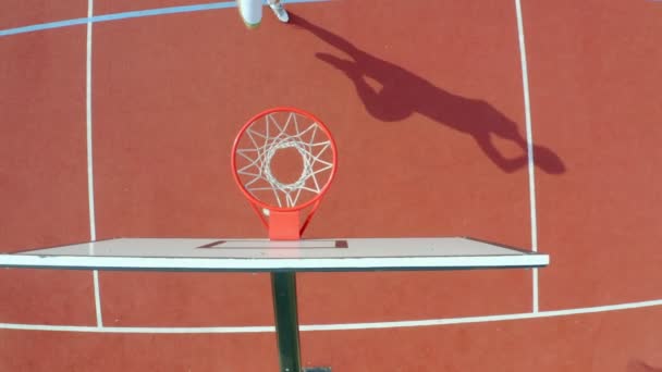 Drone Shot Van Een Man Oefent Zijn Basketbal Bewegingen Scores — Stockvideo