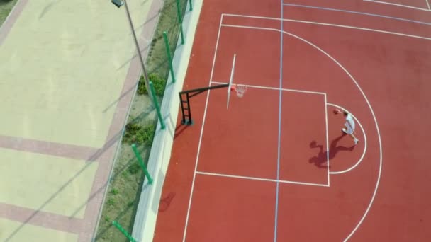 Drone Tiro Chico Practica Sus Movimientos Baloncesto Puntajes — Vídeos de Stock