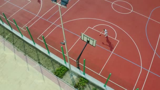 Drone Tiro Chico Practica Sus Movimientos Baloncesto Puntajes — Vídeos de Stock