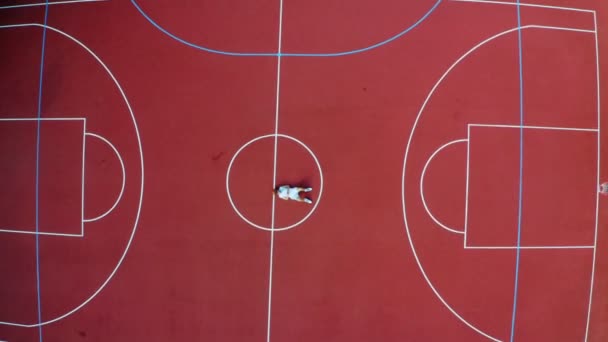 Drone Shot Joueur Basket Ball Tenue Basket Regardant Son Équipe — Video