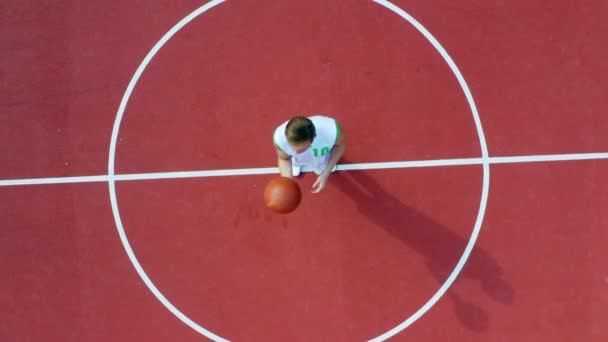 Удар Дрона Баскетболиста Вращающего Мяч Замедленной Съемки — стоковое видео