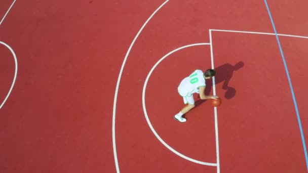 Drone Skott Kille Tränar Sin Basket Rörelser Och Poäng — Stockvideo