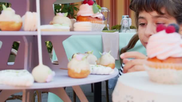 Uma Menina Está Escolhendo Deliciosos Cupcakes Buffet Uma Festa Infantil — Vídeo de Stock