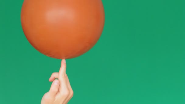 Visão Ângulo Baixo Uma Bola Basquete Girando Dedo Fundo Tela — Vídeo de Stock