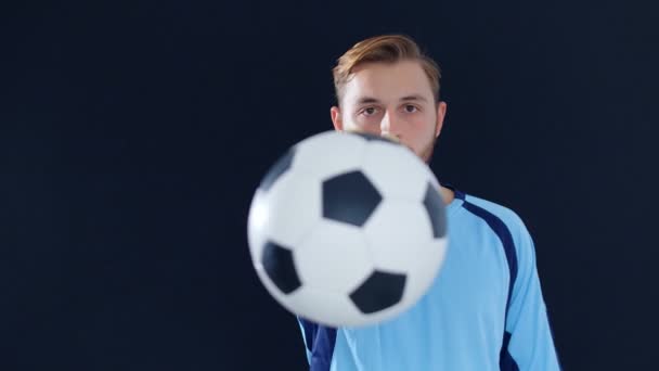 Fußballtorwart Mit Ball Schwarzer Hintergrund Zeitlupe — Stockvideo