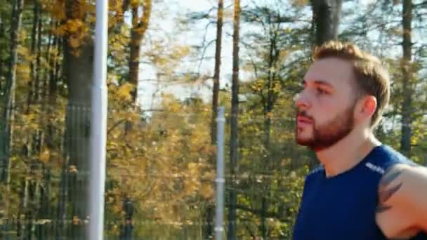 Spårning Kamera Ung Man Som Springer Jogging Stadion Slow Motion — Stockvideo