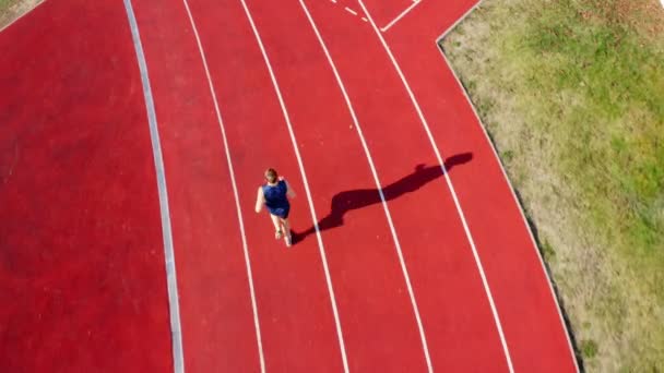 Blick Von Oben Auf Einen Leichtathleten Der Auf Der Stadionbahn — Stockvideo