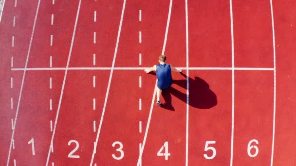 Vista Superior Atleta Corredor Pista Línea Partida Carril Del Estadio — Vídeo de stock