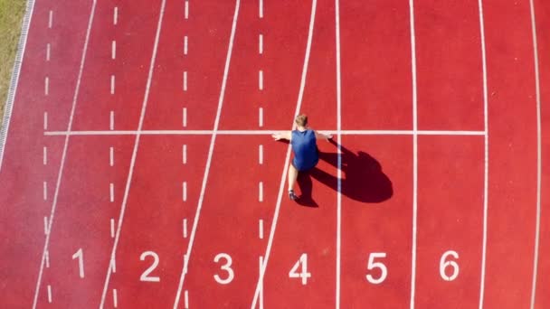 Top View Track Runner Athlete Starting Line Stadium Lane — Stockvideo