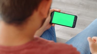 Sports Fan Reaction Concept - Kızgın fanatik taraftar favori takım / oyuncusunu evinde akıllı telefondan izliyor, 4K ağır çekim