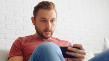 Sports Fan Reaction Concept - Kızgın fanatik taraftar favori takım / oyuncusunu evinde akıllı telefondan izliyor, 4K ağır çekim