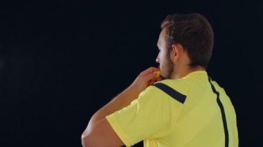 Siyah arka planda futbol hakemi VAR Video Yardımcı Hakem 'i elleri ile 4k ağır çekimde gösteriyor.