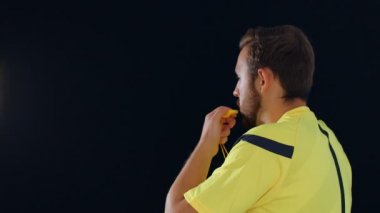 Siyah arka planda futbol hakemi VAR Video Yardımcı Hakem 'i elleri ile 4k ağır çekimde gösteriyor.