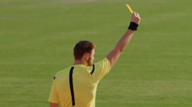 Futbol hakemi penaltı sarı kartı gösteriyor, 4k, 75fps