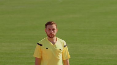 Futbol hakemi ceza kırmızı kart, 75 fps gösteriyor.